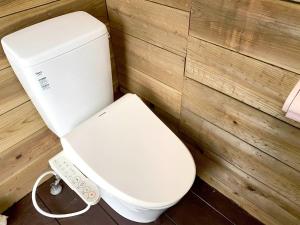 KabiraYadoya LOTUS - Vacation STAY 34250v的浴室内的白色卫生间,配有遥控器