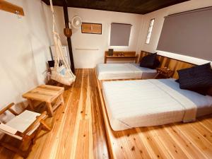 KabiraYadoya LOTUS - Vacation STAY 34250v的一间带两张床和秋千的房间
