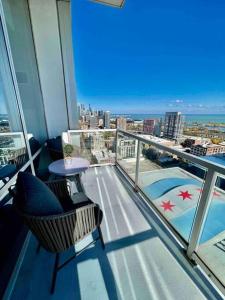 芝加哥Penthouse In South Loop Chicago的市景阳台