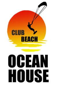 Juan de AcostaClub Beach Ocean House的俱乐部海滩别墅,在海洋上空放风筝