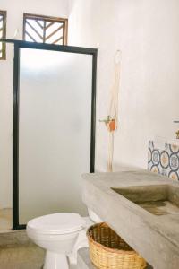El Paredón Buena VistaVilla Makai 1 Orange的一间带卫生间和镜子的浴室