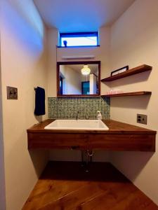 镰仓市極楽寺邸 - Gokurakuji House的一间带水槽和镜子的浴室