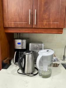惠特比Homestay- private room and bathroom的厨房柜台配有咖啡壶和搅拌机