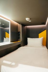 雪邦Capsule Transit Sleep Lounge KLIA T1 - Landside的窗户客房内的一张大床