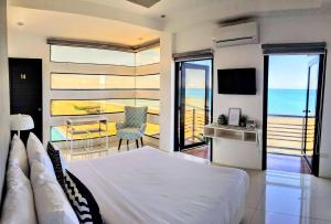 Santa AnaBlue Coast Beach Hotel的一间卧室配有一张床,享有海景