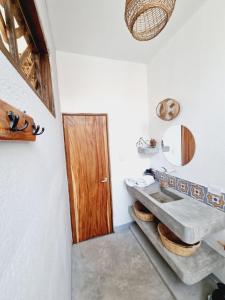 El Paredón Buena VistaVilla Makai 1 Orange的一间带水槽和木门的浴室