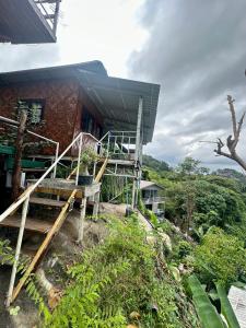 皮皮岛Hilltop view - Phi Phi的前面有楼梯的建筑