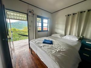 皮皮岛Hilltop view - Phi Phi的一间卧室设有一张床,并有通往阳台的门