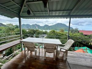 皮皮岛Hilltop view - Phi Phi的山地甲板上的桌椅