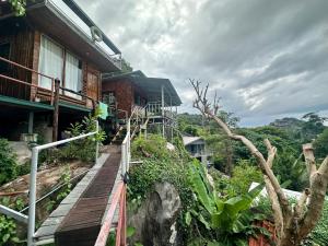 皮皮岛Hilltop view - Phi Phi的一座房子,设有通往房子的木楼梯