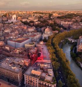 罗马citizenM Rome Isola Tiberina的享有河流和建筑的城市空中景致