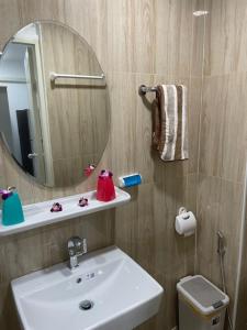 芭东海滩My Home的一间带水槽、镜子和卫生间的浴室