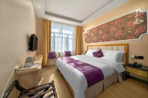 哈尔滨新启航宾馆哈尔滨太平机场店的一间设有大床和窗户的酒店客房