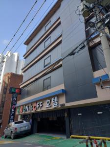 仁川市On & Off Hotel Bupyeong的建筑的侧面有标志