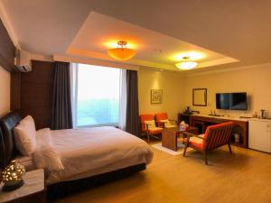 保宁市Hotel Terramar的酒店客房,配有一张床、一张桌子和椅子