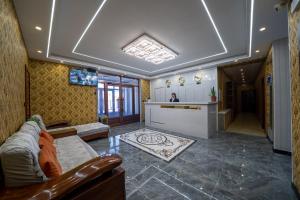 哈尔滨新启航宾馆哈尔滨太平机场店的带沙发的客厅和厨房