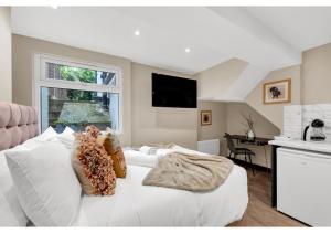 伦敦Serene Bliss: Perfect Studio For 2的窗户客房内的一张白色床