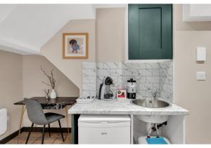 伦敦Serene Bliss: Perfect Studio For 2的厨房配有水槽和台面