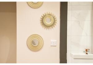 伦敦Serene Bliss: Perfect Studio For 2的浴室水槽上方的墙上有两面镜子