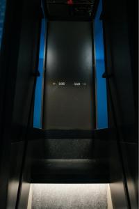雪邦Capsule Transit KLIA 2 (Airside) - International Departure, Satellite Building, Level 2的玻璃门和楼梯间的景色