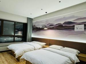 哈尔滨乌托邦酒店式公寓的墙上画画的房间里设有两张床