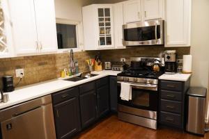 芝加哥Nice and cozy. Sleeps 5.的厨房配有白色橱柜和炉灶烤箱。
