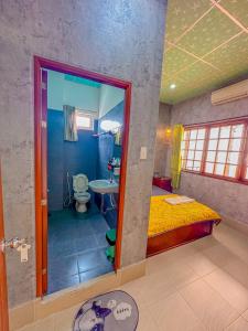 芹苴Hoàng Sơn's Home的一间卧室配有一张床,浴室设有卫生间