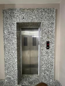 德奥加尔Shrinath Palace的一座带镜子的建筑中的金属电梯