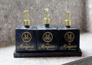 日惹The Margaux Hotel Yogyakarta的两瓶美南白云石的洋葱