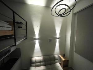 卡拉马塔Nikitas loft的一间配有沙发和墙壁灯的房间