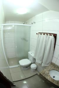 特雷齐蒂利亚斯施耐德酒店的浴室配有卫生间、淋浴和盥洗盆。