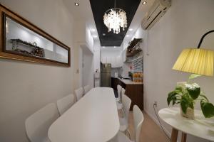 首尔Soo Guest House的白色的用餐室配有白色的桌椅