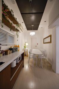 首尔Soo Guest House的厨房以及带桌椅的用餐室。