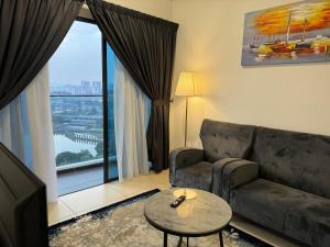吉隆坡Reizz Residence by Perkasa的带沙发和大窗户的客厅