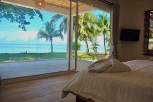 象岛暹罗海滩度假酒店的海景卧室 - 带1张床