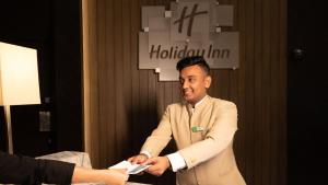 新德里新德里国际机场假日旅馆的和女人握手的男人
