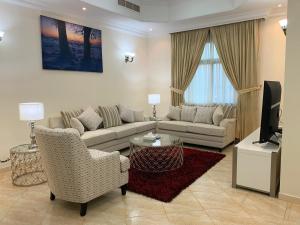 朱菲尔Al Misrea Tower的客厅配有两张沙发和一台电视