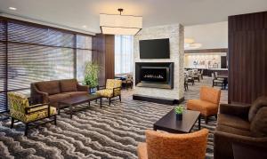 滨湖尼亚加拉Staybridge Suites Niagara-On-The-Lake, an IHG Hotel的大堂设有带壁炉的客厅。
