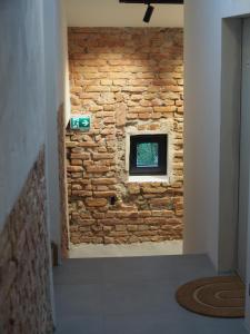 巴特特尔茨Alte Seifensiederei - Malala的走廊上设有窗户的砖墙