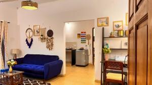 瓦加托Dreamy Boho Haven的客厅配有蓝色沙发和冰箱