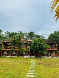 吉仙Lava Rock Viet Nam Lodge Anhfly Resort Nam Cát Tiên的前面有走道的建筑