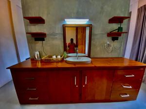 康提Sesatha lake Kandy的一间带水槽的浴室和镜子里的人