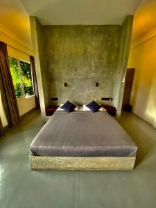 康提Sesatha lake Kandy的一间卧室,卧室内配有一张大床