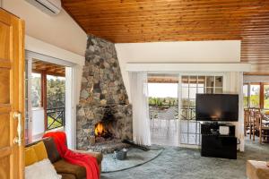 普拉特斯Platres Forest Panorama Cottage的客厅设有壁炉和电视。