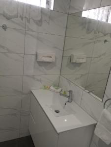 谢珀顿大山谷湖畔乐园汽车旅馆 的白色的浴室设有水槽和镜子