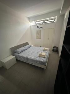 克罗托内Appartamento per famiglie o gruppi di amici Access Point的一间白色客房内的床铺卧室