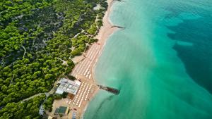 乌真托ROBINSON APULIA - All Inclusive的享有海滩和海洋的空中景致
