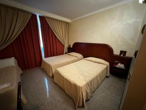 伊塞尔尼亚欧洲大酒店的酒店客房设有两张床和窗户。