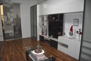 马里博尔CityApartment-Maribor的客厅展示着圣诞物品