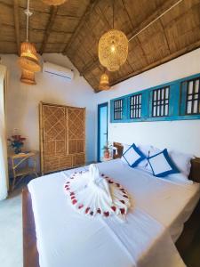 Phú Hạnh (5)Santa Fe House - Gành Đá Đĩa的一间卧室配有一张白色大床,床上有鲜花